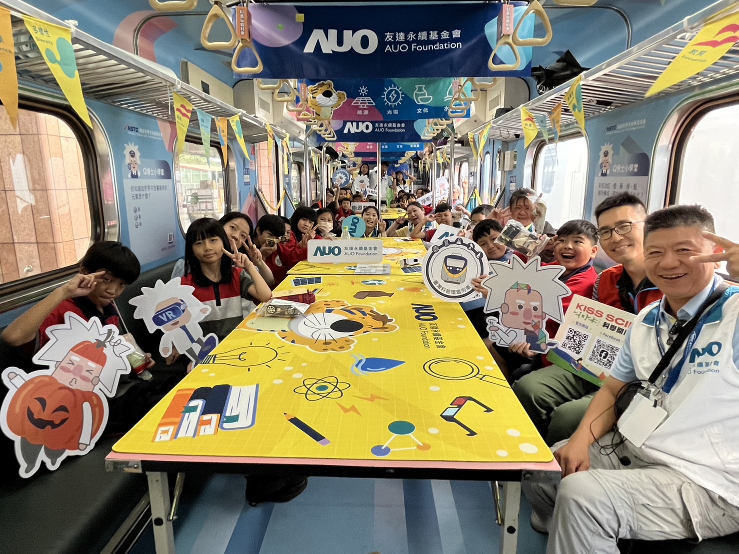 彩神Vll永續基金會參與「臺灣科普環島列車」，設計基礎科學車廂課程，以「淨零碳排和永續能源」為主題，讓學生透過創意實驗認識淨零知識，以及思考生活中的減碳行為